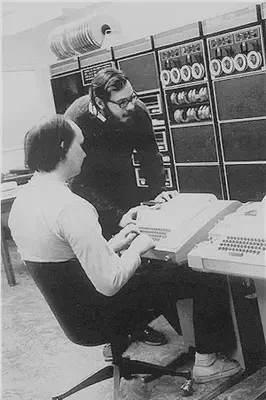 Ken y Dennis trabajando en una PDP-7